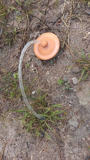Pote de argila inserido no solo para reposição hídrica